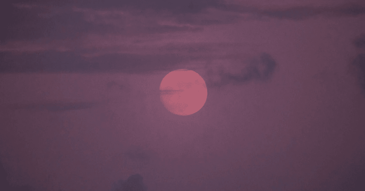 Ein Vollmond am violetten Himmel