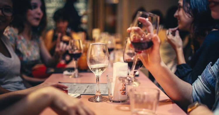 Eine gesellige, abendliche Runde beim Wein trinken