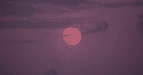 Ein Vollmond am violetten Himmel